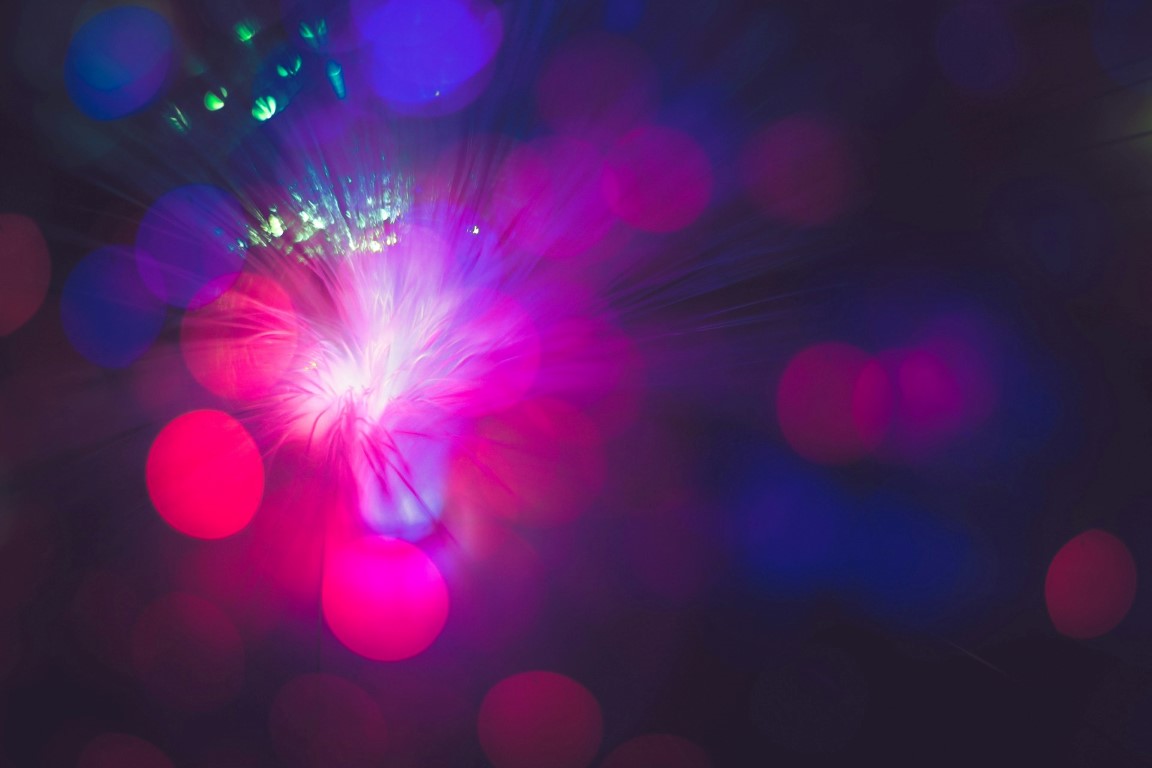 Photo de <a href="https://unsplash.com/fr/@hishahadat?utm_content=creditCopyText&utm_medium=referral&utm_source=unsplash">Shahadat Rahman</a> sur <a href="https://unsplash.com/fr/photos/red-and-blue-boke-lights-voM1Z9cGPCU?utm_content=creditCopyText&utm_m snoezelen